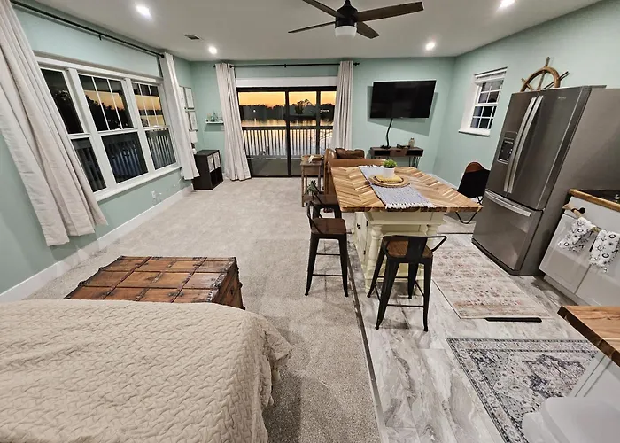 Waterfront Retreat Villa Pensacola