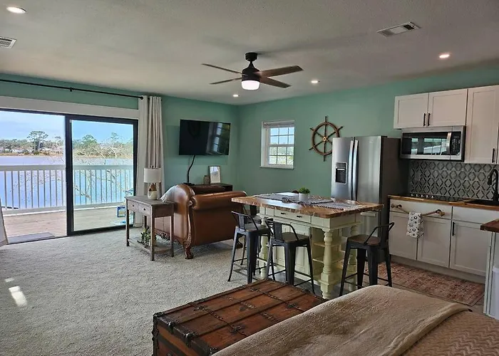 Villa Waterfront Retreat *